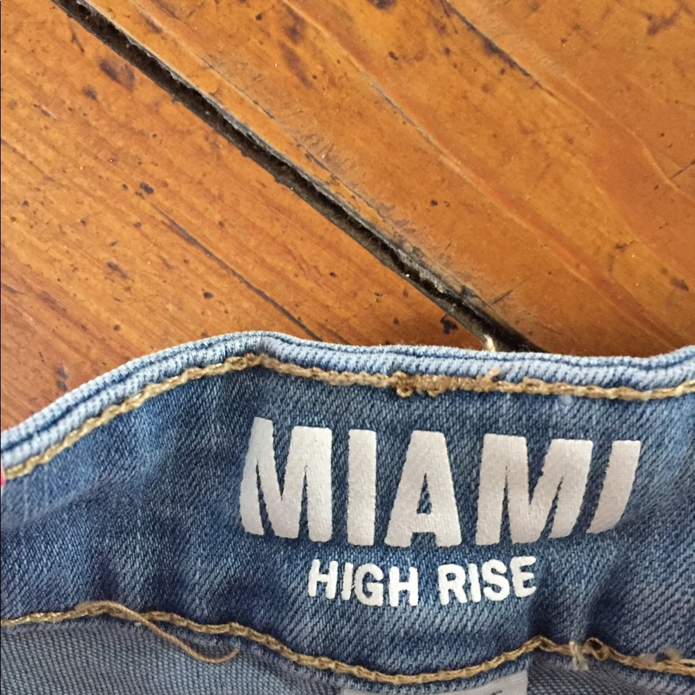 Shorts - Picture 4 of 9